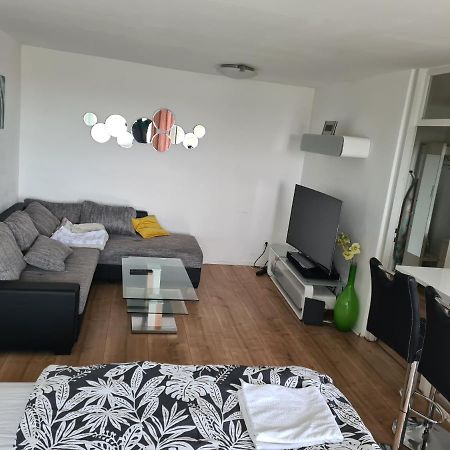 Sehr Schoene Drei Zimmer Deluex Wohnung In Sindelfingen Bagian luar foto