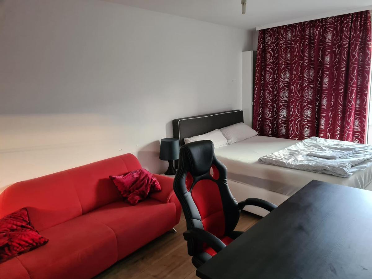 Sehr Schoene Drei Zimmer Deluex Wohnung In Sindelfingen Bagian luar foto