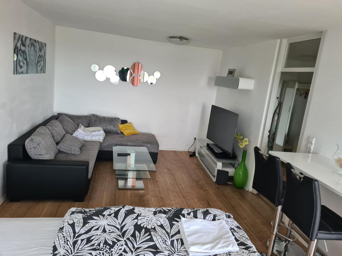 Sehr Schoene Drei Zimmer Deluex Wohnung In Sindelfingen Bagian luar foto