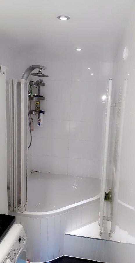 Sehr Schoene Drei Zimmer Deluex Wohnung In Sindelfingen Bagian luar foto